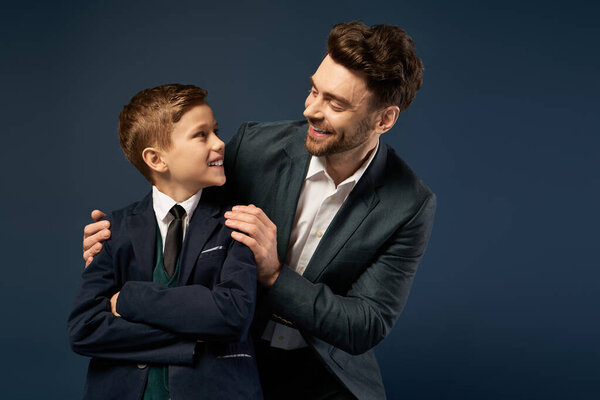 Радостный отец улыбается своему сыну, празднуя вместе День отца в 2025 году.