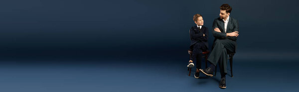 Особенный момент, когда отец и сын делятся улыбками и смехом во время празднования Дня отца.