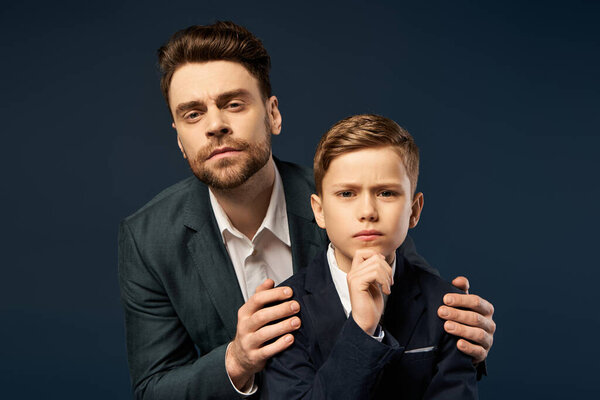 Отец и сын разделяют значимый момент, излучающий тепло и связь на День отца 2025 года.