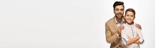 Отец и сын разделяют радостные объятия, празднуя свой союз в День отца в 2025 году..