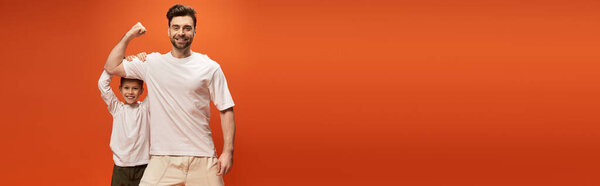 Отец и сын обнимаются вместе, празднуя День отца с радостью и смехом.