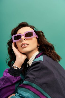 Güneş gözlüklü spor kıyafeti şık bir stüdyo ortamında modaya uygun..