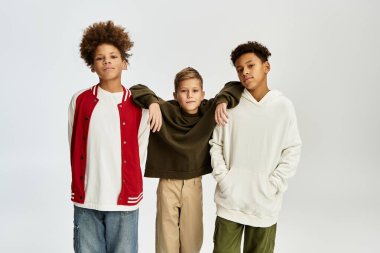 Şık kıyafetler içindeki üç sevimli çocuk, eşsiz tarzlarını ve dostluklarını sergiliyorlar..