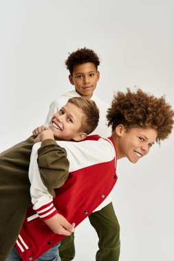 Üç küçük çocuk benzersiz moda anlayışlarını sergilerken arkadaşlığın ve eğlencenin tadını çıkarıyorlar..