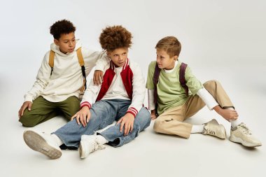 Neşeli dostluk, sevimli çocuklar renkli kıyafetler giyerken, yan yana otururken ortaya çıkar..