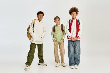 Moda kıyafetleri giyen çocuklar yakın bağlarını ve neşeli ruhlarını canlı renklerle ifade ederler..