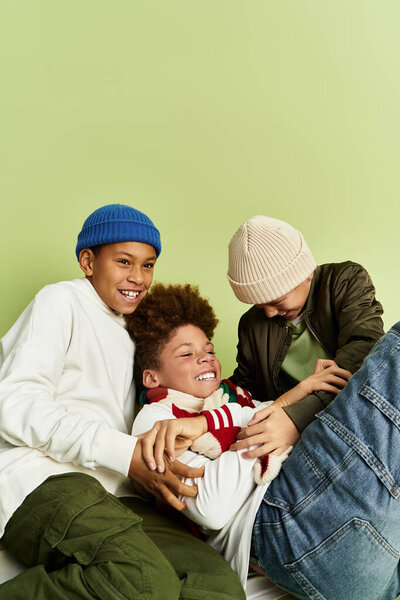 Мальчики наслаждаются игривым единением в стильной одежде, выражая при этом свою тесную связь и веселье.