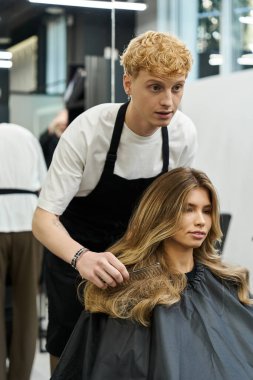 Stilistler ve müşteriler gün boyunca canlı bir güzellik salonunda son moda saç modelleriyle meşgul oluyorlar..