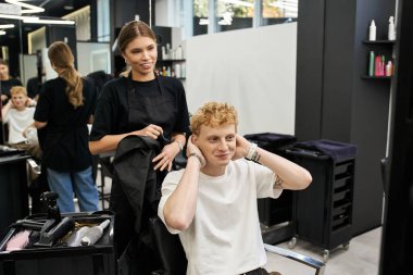 Yetenekli tasarımcılar karşılama salonunda şık görünürken müşteriler rahatlıyor..