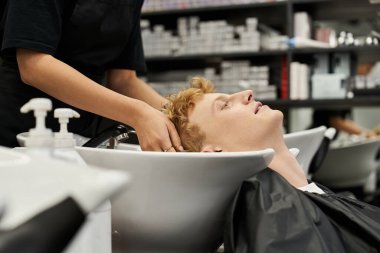 Müşteriye şık bir kuaförde rahatlatıcı bir saç yıkama hizmeti sunulurken, aynı zamanda güncel güzellik modası benimseniyor..