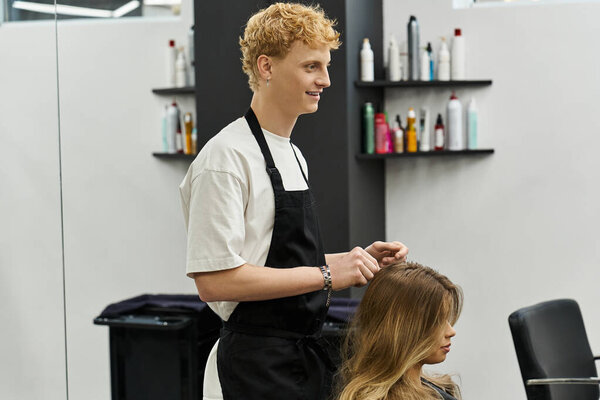 Квалифицированный стилист работает над волосами клиентов, демонстрируя последние тенденции красоты в шикарном салоне