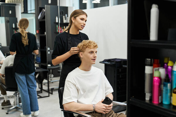 Клиенты наслаждаются модными прическами опытных стилистов в оживленном салоне.