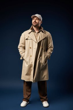 Şık bir adam kendine güvenerek poz verir, şık kıyafetlerini şık bir arka plana vurgular..