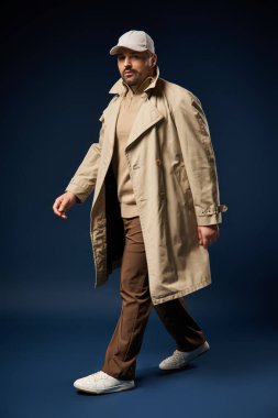 Tüylü şık bir adam, modern ve klasik trendleri harmanlayarak, kendinden emin bir şekilde yürüyor..