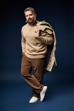 Tüylü, kendine güvenen bir model şık bir kıyafet içinde, modern stil ve zarafet yayıyor..