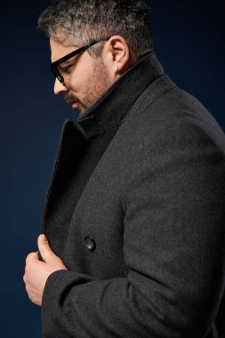 Gözlüklü yakışıklı bir adam kendine güvenerek modern tarzı ön plana çıkarıyor..