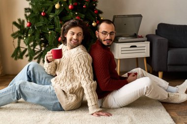 Tatil neşesiyle dolu rahat bir evde iki erkek sıcaklığı ve neşeyi paylaşıyor..