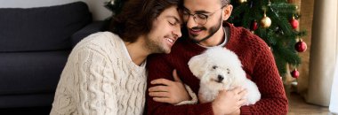 İki adam sıcacık evlerinde, tüylü köpekleri ile aşk ve neşeyi kutluyor..