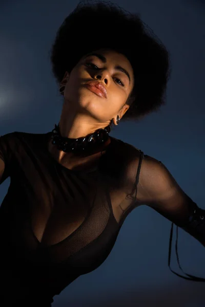 Sexy donna afroamericana in camicia trasparente e reggiseno nero su blu — Foto stock