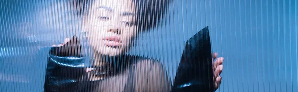 Joli modèle afro-américain en tenue noire regardant loin à travers le verre froissé, bannière — Photo de stock