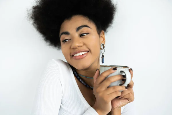 Alegre afroamericana mujer celebración taza de café aislado en blanco - foto de stock