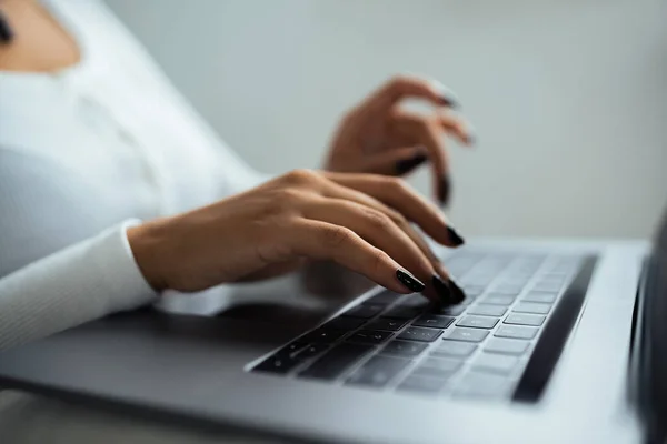 Cropped view of young african american woman typing on laptop keyboard — Stock Photo