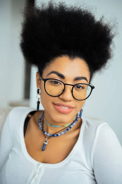 Retrato de mulher americana africana feliz em óculos e acessórios — Fotografia de Stock