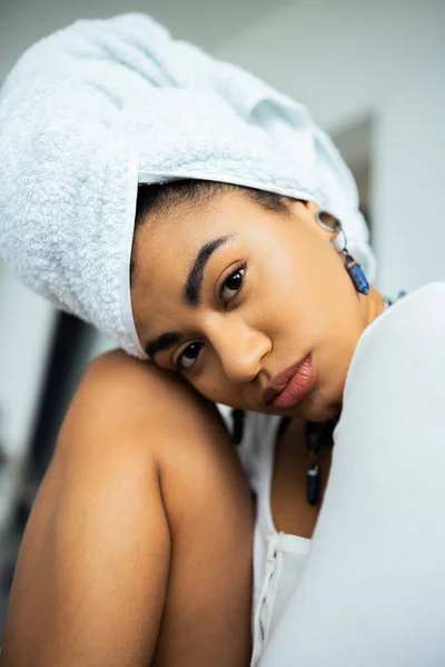 Retrato de mulher americana africana bonita com toalha na cabeça olhando para a câmera — Fotografia de Stock