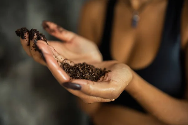 Ausgeschnittene Ansicht einer verschwommenen Afroamerikanerin mit natürlichem Kaffee-Peeling in der Duschkabine — Stockfoto