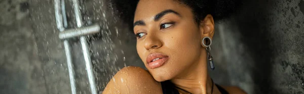 Bella donna afro-americana in piedi sotto l'acqua mentre si fa la doccia, banner — Foto stock