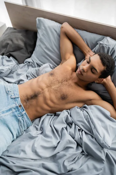 Vista dall'alto dell'uomo afroamericano sexy e senza maglietta che dorme con le mani dietro la testa, banner — Foto stock