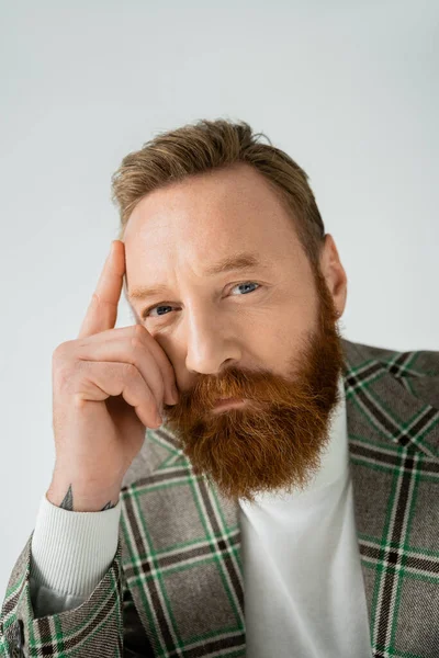 Портрет бородатого мужчины в куртке, смотрящего на камеру, изолированную на сером — Stock Photo