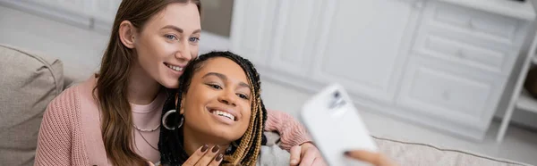 Tätowierte afrikanisch-amerikanische lesbische Frau lächelt beim Selfie mit Partner, Banner — Stockfoto