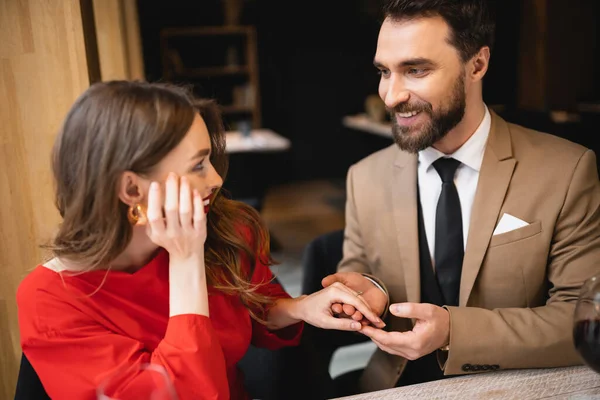 Bearded man making proposal to cheerful woman on valentines day — Stock Photo