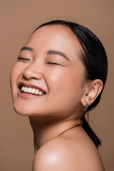 Pretty asian woman with closed eyes posing isolated on brown — Fotografia de Stock