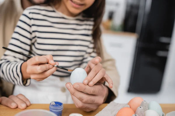 Cropped view of child coloring Easer egg near father at home — Stock Photo