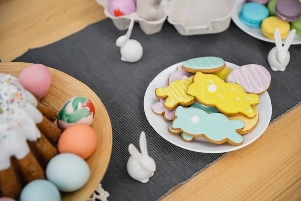 Vista de alto ângulo de biscoitos de Páscoa e ovos perto de decoração na mesa — Fotografia de Stock
