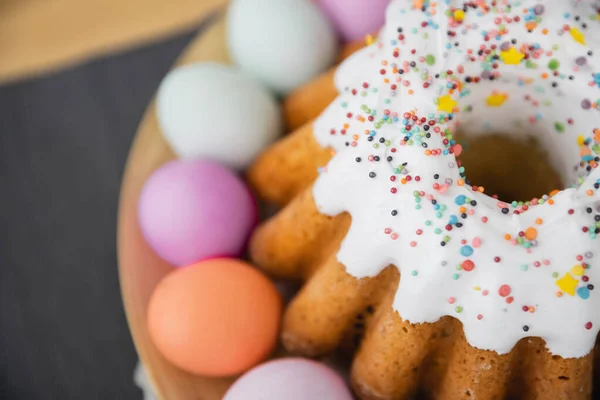 Vista superior de bolo de Páscoa doce e ovos coloridos na mesa — Fotografia de Stock
