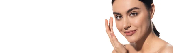 Mujer joven satisfecha con maquillaje natural mirando la cámara aislada en blanco, pancarta - foto de stock