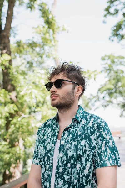 Bärtiger Mann mit Sonnenbrille verbringt Zeit im Sommerpark — Stockfoto