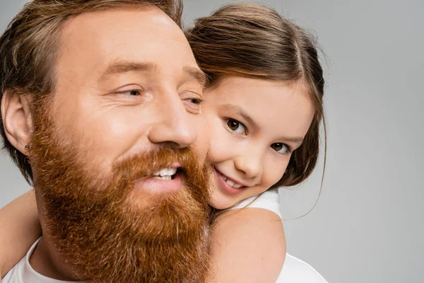 Porträt eines überglücklichen Mädchens umarmt bärtigen Vater isoliert auf grau — Stockfoto
