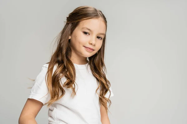 Hübsches Kind im weißen T-Shirt blickt isoliert auf graue Kamera — Stockfoto