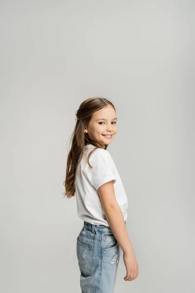 Веселая девочка-подросток в повседневной одежде, смотрящая на камеру, изолированную от серых — стоковое фото