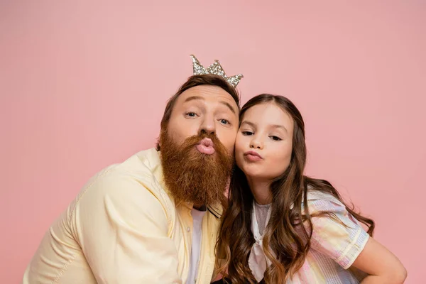 Preteen girl Schmollmund Lippen in der Nähe Vater mit Krone Stirnband isoliert auf pink — Stockfoto
