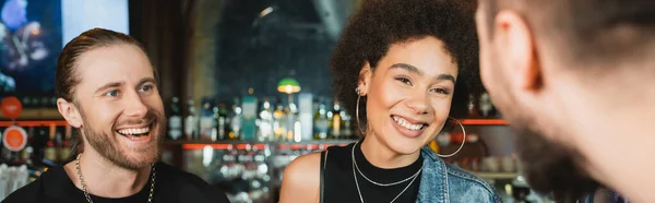 Donna afroamericana positiva che parla con gli amici al bar di notte, striscione — Foto stock