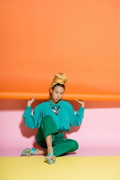 Mulher americana africana na moda em roupa de verão posando com fundo colorido — Fotografia de Stock