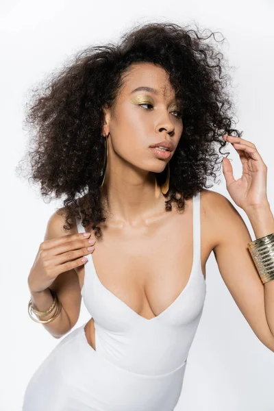 Modèle afro-américain bouclé en maillot de bain posant isolé sur blanc — Photo de stock