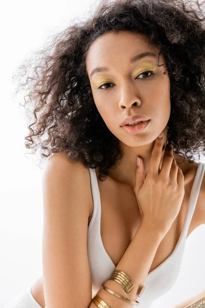 Портрет молодой африканской модели с вьющимися волосами, позирующими изолированно на белом — стоковое фото