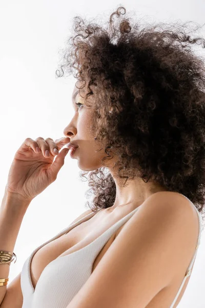Профіль афроамериканської моделі з кучерявим волоссям позує ізольовано на білому — стокове фото