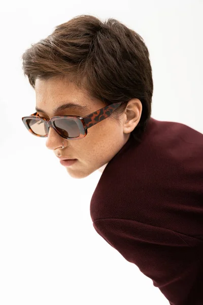 Портрет брюнетки в модных солнцезащитных очках, изолированных на белом — стоковое фото